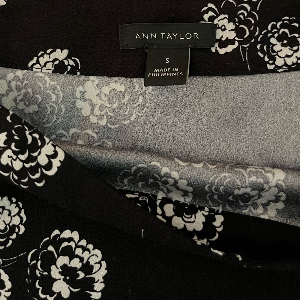 Ann Taylor black short sleeved blouse with white flowers. Size S - Picture 7 of 7